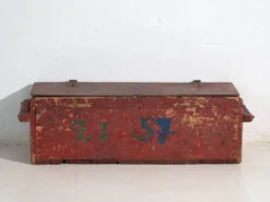 Coffre ancien rustique peint en rouge – Europe centrale, vers 1880