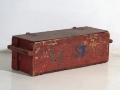 Coffre ancien rustique peint en rouge – Europe centrale, vers 1880