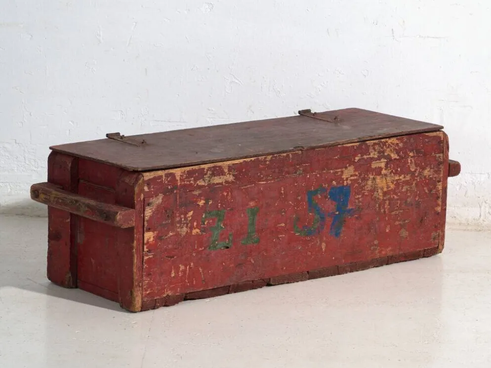 Coffre ancien rustique peint en rouge – Europe centrale, vers 1880