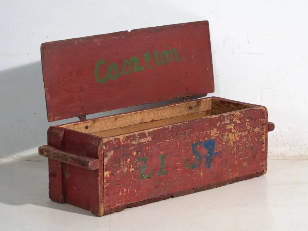 Coffre ancien rustique peint en rouge – Europe centrale, vers 1880