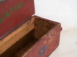 Coffre ancien rustique peint en rouge – Europe centrale, vers 1880