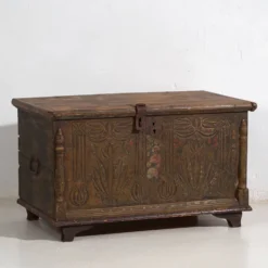 Coffre ancien sculpté de motifs floraux (c.1820)