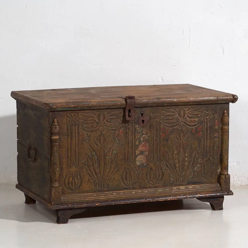 Coffre ancien sculpté de motifs floraux (c.1820)