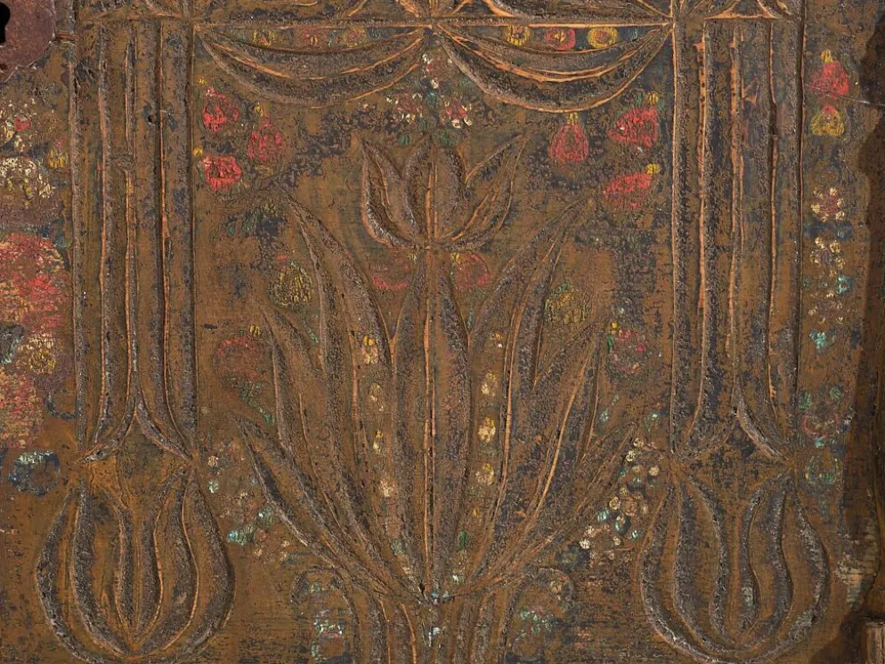 Coffre ancien sculpté de motifs floraux (c.1820)