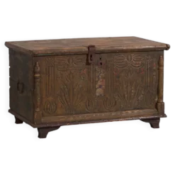 Coffre ancien sculpté de motifs floraux (c.1820)