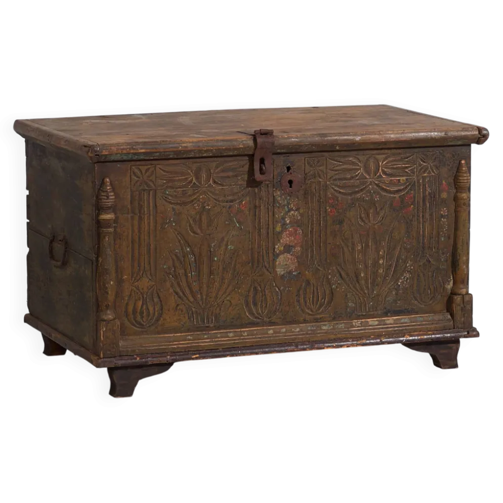 Coffre ancien sculpté de motifs floraux (c.1820)