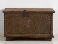 Coffre ancien sculpté de motifs floraux (c.1820)