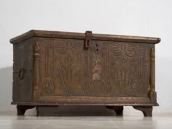 Coffre ancien sculpté de motifs floraux (c.1820)