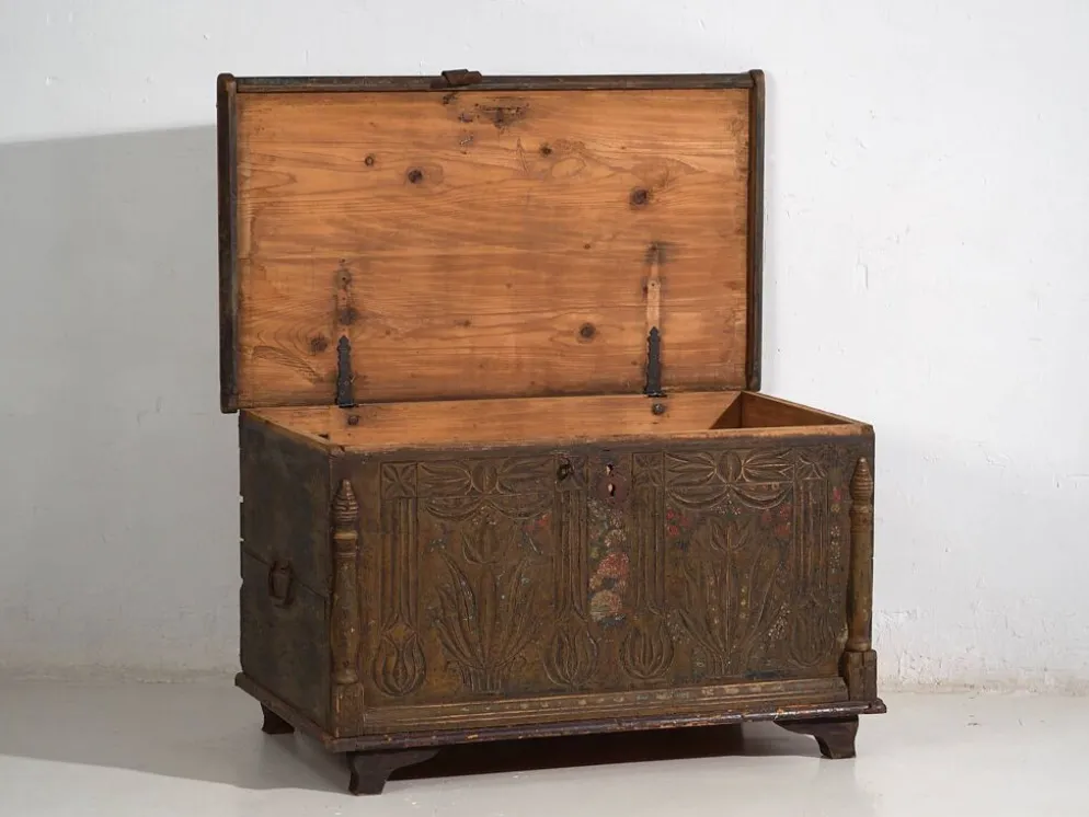 Coffre ancien sculpté de motifs floraux (c.1820)