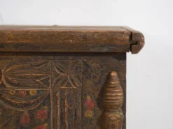 Coffre ancien sculpté de motifs floraux (c.1820)