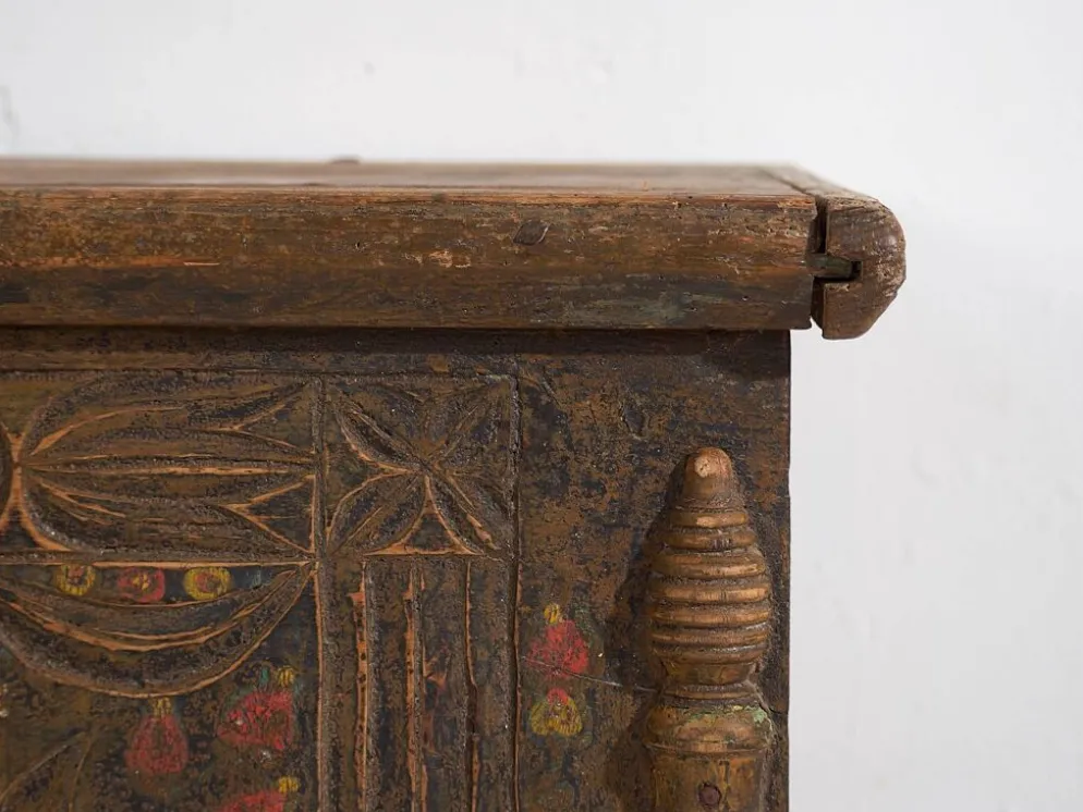Coffre ancien sculpté de motifs floraux (c.1820)