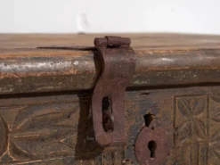 Coffre ancien sculpté de motifs floraux (c.1820)