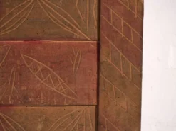 Coffre ancien sculpté en bois de pin – Europe centrale, vers 1850