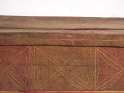 Coffre ancien sculpté en bois de pin – Europe centrale, vers 1850