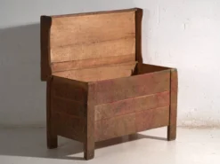 Coffre ancien sculpté en bois de pin – Europe centrale, vers 1850