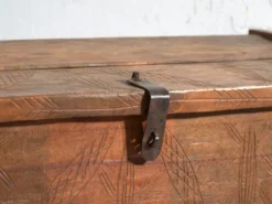 Coffre ancien sculpté en bois de pin – Transylvanie, vers 1900