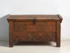 Coffre ancien sculpté en bois de pin – Transylvanie, vers 1900