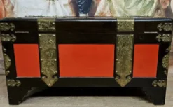Coffre asiatique en bois laqué, datant de la 1ere moitié du XXeme siéc