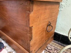 Coffre bahut bois sculpté rustique