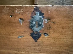 Coffre bahut bois sculpté rustique