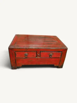 Coffre bas chinois ancien en bois laqué rouge patiné