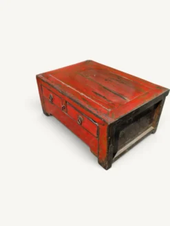 Coffre bas chinois ancien en bois laqué rouge patiné