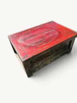 Coffre bas chinois ancien en bois laqué rouge patiné