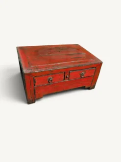 Coffre bas chinois ancien en bois laqué rouge patiné