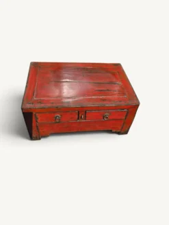 Coffre bas chinois ancien en bois laqué rouge patiné