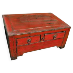 Coffre bas chinois ancien en bois laqué rouge patiné