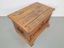 Coffre brutaliste antique en chêne, 1800