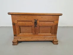 Coffre brutaliste antique en chêne, 1800