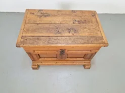 Coffre brutaliste antique en chêne, 1800
