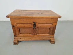 Coffre brutaliste antique en chêne, 1800