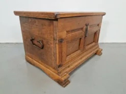 Coffre brutaliste antique en chêne, 1800
