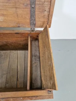 Coffre brutaliste antique en chêne, 1800