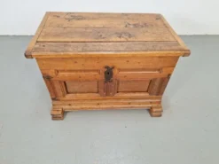 Coffre brutaliste antique en chêne, 1800