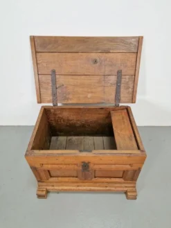 Coffre brutaliste antique en chêne, 1800
