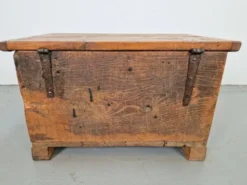 Coffre brutaliste antique en chêne, 1800