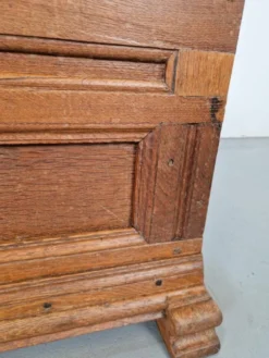Coffre brutaliste antique en chêne, 1800