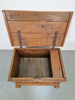 Coffre brutaliste antique en chêne, 1800