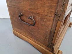 Coffre brutaliste antique en chêne, 1800