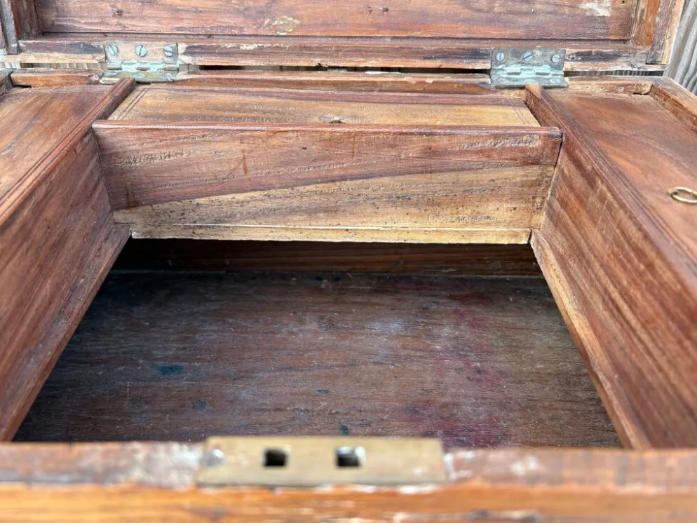 Coffre à camphre ancien en bois de camphrier et laiton