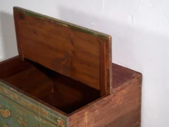 Coffre chinois ancien peint en bois de pin – Chine, circa 1900
