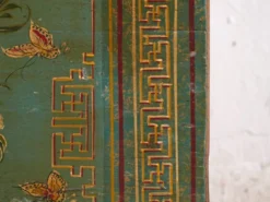 Coffre chinois ancien peint en bois de pin – Chine, circa 1900