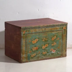 Coffre chinois ancien peint en bois de pin – Chine, circa 1900