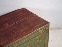 Coffre chinois ancien peint en bois de pin – Chine, circa 1900