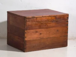 Coffre chinois ancien peint en bois de pin – Chine, circa 1900