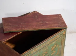 Coffre chinois ancien peint en bois de pin – Chine, circa 1900