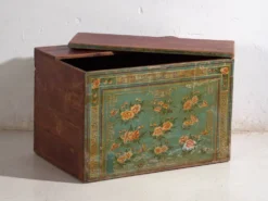 Coffre chinois ancien peint en bois de pin – Chine, circa 1900